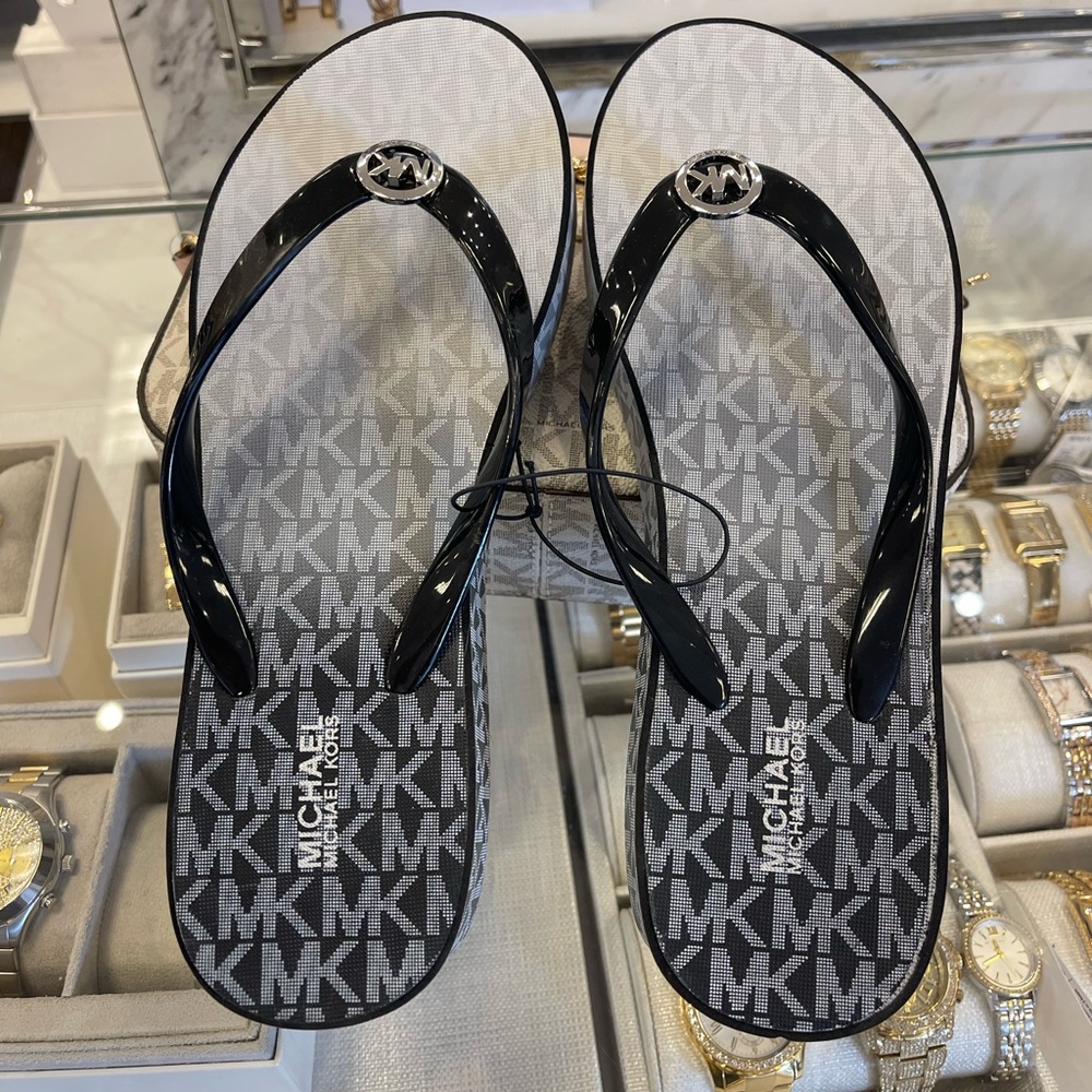 Michael Kors BEDFORD FLIP FLOP
PVC/OMBRE MK SIG
49R6BDFA1Q
Black 
NWT
Platforms - Picture 4 of 16